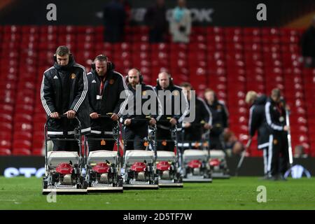 Manchester United Bodenpersonal arbeitet nach dem Finale auf dem Platz Pfeife Stockfoto