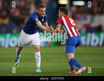 Atletico Madrids Niguez Saul wird von Leicester City unterstützt Jamie Vardy (links) Stockfoto