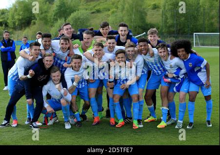 Das Coventry City Team feiert, nachdem sie während des Premier Development League Play Off Halbfinale gewonnen haben. Stockfoto