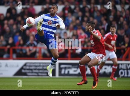 Lewis Grabban von Reading (links) steuert den Ball unter Druck von Michael Mancienne aus Nottingham Forest Stockfoto
