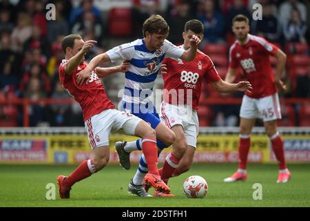 Reading's John Swift (Mitte) wird von David aus Nottingham Forest angegangen Vaughan (links) und Eric Lichaj (rechts) Stockfoto