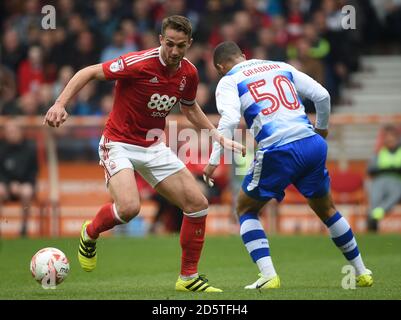 Chris Cohen aus Nottingham Forest (links) und Lewis Grabban Battle aus Reading Für den Ball Stockfoto