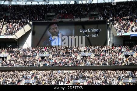 Fans und Spieler von beiden Seiten stehen für eine Minute beifall zu Ehren von Ugo Ehiogu Stockfoto