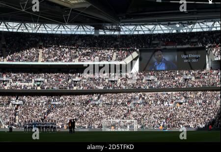 Fans und Spieler von beiden Seiten stehen für eine Minute beifall zu Ehren von Ugo Ehiogu Stockfoto