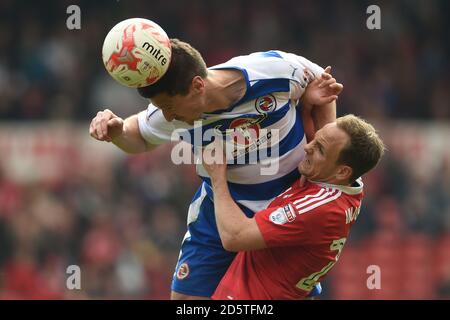 Reading's Yann Kermorgant (links) und Nottingham Forest's David Vaughan Schlacht Für den Ball Stockfoto