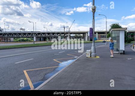 07 01 2020 Moskau, Russland. Der City-Shuttle-Halt am Presnenskaya-Damm. Mädchen reitet ein Skateboard Stockfoto