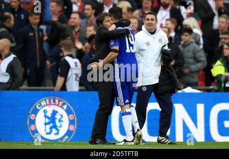 Chelsea-Manager Antonio Conte (links) und Diego Costa feiern danach Die letzte Pfeife Stockfoto