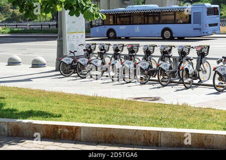 07 01 2020 Moskau, Russland. Fahrrad-Parkplatz zu vermieten im Zentrum von Moskau. Stockfoto