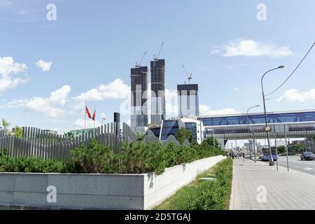 07 01 2020 Moskau, Russland. Stadtlandschaft. Blick auf die Bagration-Brücke und die stehenden Wolkenkratzer von Moskau-Stadt von der Straße aus Stockfoto