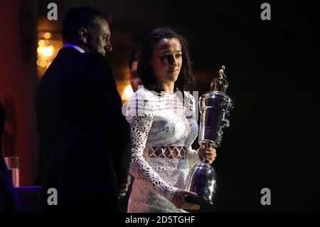 Lucy Bronze erhält den Women's Player's Year Award während der Professional Footballers' Association Awards 2017 im Grosvenor House Hotel, London Stockfoto