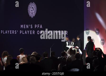 N'Golo Kante erhält im Rahmen der Professional Footballers' Association Awards 2017 im Grosvenor House Hotel, London, den „Player of the Year“-Preis der Herren Stockfoto