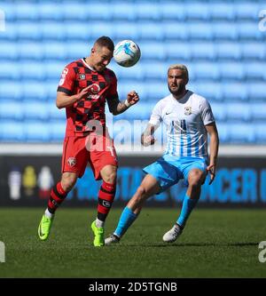 Walsall's Kieron Morris (links) gewinnt den Ball vor Coventry Wladimir Gadschew der Stadt Stockfoto