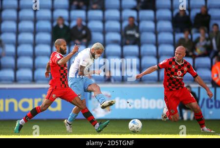 Vladimir Gadzhev (Mitte) von Coventry City trifft auf das Tor Stockfoto