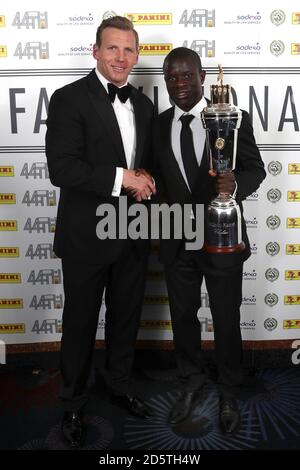 Ritchie Humphreys (links) und N'Golo Kante mit der Pokal Spieler des Jahres der PFA-Spieler bei den Professional Footballers' Association Awards 2017 im Grosvenor House Hotel, London Stockfoto