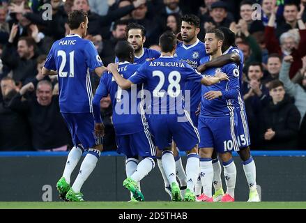 Chelseas Eden Hazard (rechts) feiert das erste Tor seiner Seite Des Spiels mit Teamkollegen Stockfoto