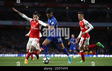 Riyad Mahrez von Leicester City (Mitte) läuft in den Strafraum, vorbei an Gabriel Paulista von Arsenal (rechts) und Hector Bellerin (links) Stockfoto