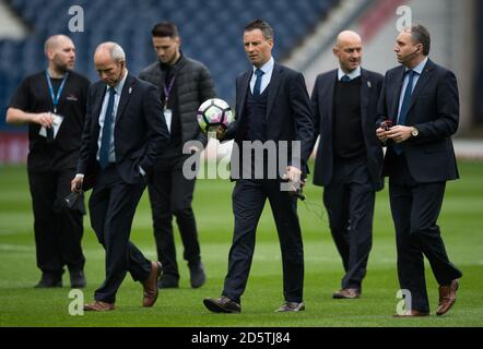 Schiedsrichter Mark Clattenburg prüft das Hawk Eye Torassistent-System vor sich Seines letzten Premier League-Spiels zwischen West Bromwich Albion Und Leicester City Stockfoto