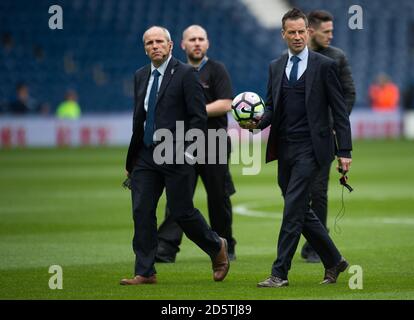 Schiedsrichter Mark Clattenburg prüft das Hawk Eye Torassistent-System vor sich Seines letzten Premier League-Spiels zwischen West Bromwich Albion Und Leicester City Stockfoto