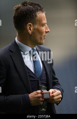 Schiedsrichter Mark Clattenburg prüft das Hawk Eye Torassistent-System vor sich Seines letzten Premier League-Spiels zwischen West Bromwich Albion Und Leicester City Stockfoto