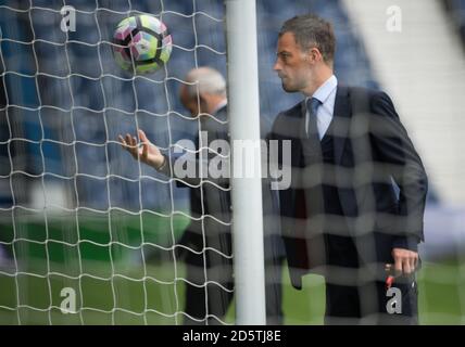 Schiedsrichter Mark Clattenburg prüft das Hawk Eye Torassistent-System vor sich Seines letzten Premier League-Spiels zwischen West Bromwich Albion Und Leicester City Stockfoto