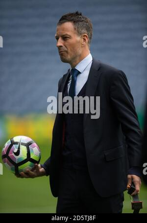 Schiedsrichter Mark Clattenburg prüft das Hawk Eye Torassistent-System vor sich Seines letzten Premier League-Spiels zwischen West Bromwich Albion Und Leicester City Stockfoto