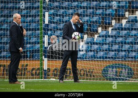 Schiedsrichter Mark Clattenburg prüft das Hawk Eye Torassistent-System vor sich Seines letzten Premier League-Spiels zwischen West Bromwich Albion Und Leicester City Stockfoto