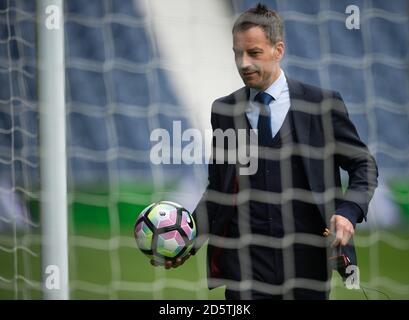 Schiedsrichter Mark Clattenburg prüft das Hawk Eye Torassistent-System vor sich Seines letzten Premier League-Spiels zwischen West Bromwich Albion Und Leicester City Stockfoto