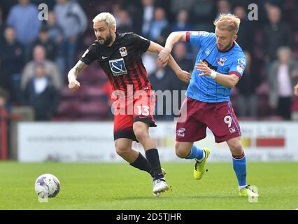 Vladimir Gadzhev (links) von Coventry City kämpft mit dem Paddy von Scunthorpe United Madden Stockfoto