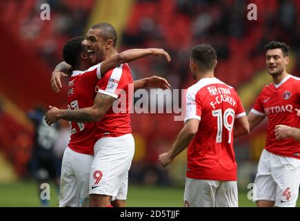 Charlton Athletic's Josh Magennis feiert das Tor seiner Mannschaft zum ersten Tor des Spiels mit Teamkollege Nathan Byrne, (links) Stockfoto