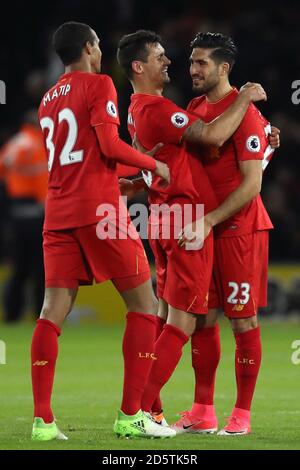 Liverpools Emre Can (rechts) feiert mit Teamkollegen Dejan Lovren und Joel Matip (links) nach der letzten Pfeife Stockfoto