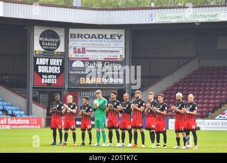 Spieler von Coventry City beobachten vor dem Anpfiff eine Minute Applaus Stockfoto