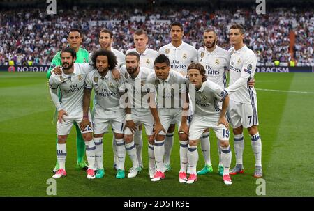 Real Madrid Team Gruppenaufnahme. Obere Reihe (von links nach rechts) Keylor Navas, Garcia Sergio Ramos, Toni Kroos, Raphael Varane, Karim Benzema und Cristiano Ronaldo. Untere Reihe (von links nach rechts) Alarcon isco, Junior Marcelo, Dani Carvajal, Carlos Casemiro und Luka Modric Stockfoto