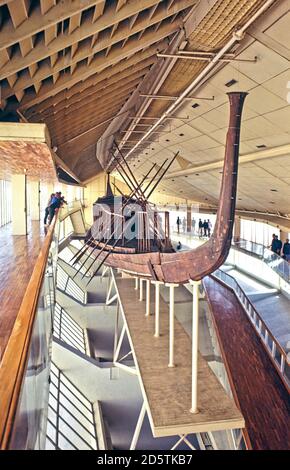 Die khufu oder Cheops Schiff intakt Full-size Schiff aus dem alten Ägypten in der Giza Solarboot Museum in Gizeh Pyramide komplexe Kairo Ägypten angezeigt Stockfoto