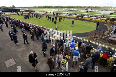 Jockeys machen ihren Weg zum Paradering vor dem Sehen Sie sich Racing UK auf BT TV Novices' Handicap Chase an Stockfoto