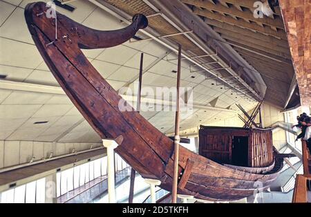 Die khufu oder Cheops Schiff intakt Full-size Schiff aus dem alten Ägypten in der Giza Solarboot Museum in Gizeh Pyramide komplexe Kairo Ägypten angezeigt Stockfoto