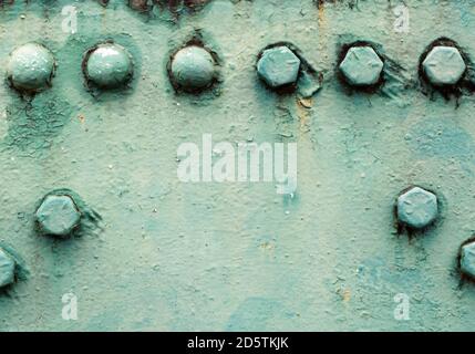 Grün lackierter Metallbalken mit Nieten und Mutter auf der alten Eisenbahnbrücke in der östlichen Linie, Thailand. Stockfoto