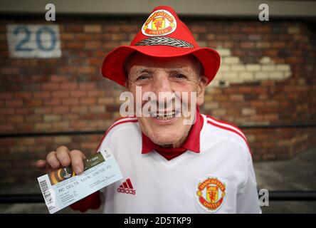 Manchester United Fan John Butterfield, 83, aus Norfolk mit seinem Spielschein vor dem Estadio Municipal de Balaidos vor dem Spiel Stockfoto