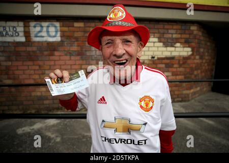 Manchester United Fan John Butterfield, 83, aus Norfolk mit seinem Spielschein vor dem Estadio Municipal de Balaidos vor dem Spiel Stockfoto