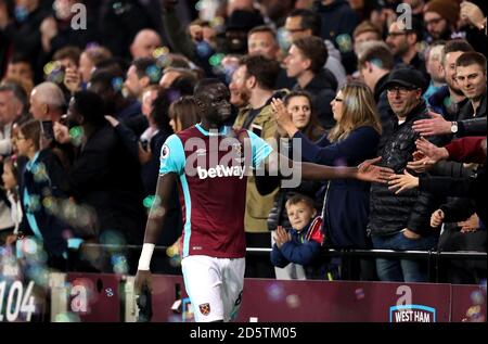 Cheikhou Kouyate von West Ham United feiert mit den Fans danach Das Spiel Stockfoto