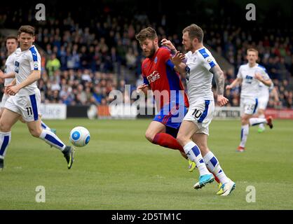 James Norwood von Tranmere Rovers (rechts) und will Evans von Aldershot Town kämpfen um den Ball. Stockfoto