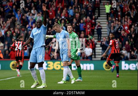 Stoke City Torwart Jack Butland reagiert nach Stoke City's Ryan Shawcross (zweiter links) erzielt ein eigenes Tor für Bournemouth's zweiten Stockfoto