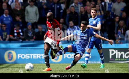 Marco Matias (rechts) von Sheffield Wednesday fouls Fulham's Sone Aluko and Erhält eine rote Karte Stockfoto