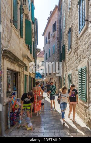 Touristen in einer engen Straße von Kotor, Montenegro Stockfoto