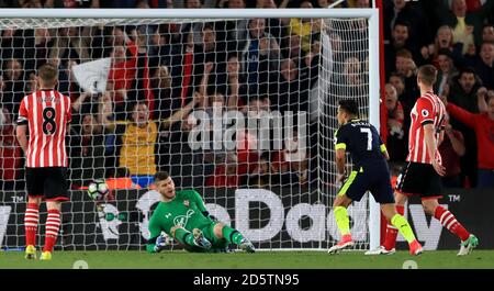 Alexis Sanchez von Arsenal erzielt das erste Tor seiner Seite Spiel Stockfoto