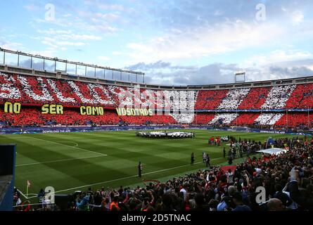 Atletico Madrid und Real Madrid Spieler stehen vor Das letzte UEFA Champions League Spiel im Vicente Calderon Stadion Stockfoto