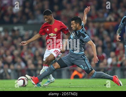 Marcus Rashford (links) von Manchester United wird von Celta Vigo herausgefordert Gustavo Daniel Cabral Stockfoto