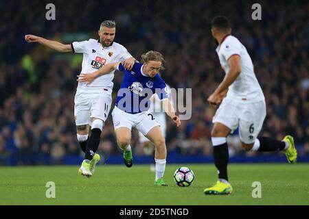 Watfords Valon Behrami (links) und Evertons Tom Davies kämpfen um Der Ball Stockfoto