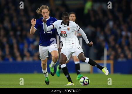 Evertons Tom Davies (links) und Watfords Abdoulaye Doucour kämpfen um Der Ball Stockfoto