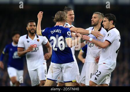 Evertons Tom Davies (links) und Watfords Daryl Janmaat (rechts) treffen aufeinander Stockfoto