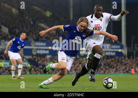 Evertons Tom Davies (links) und Watfords Stefano Okaka kämpfen um Der Ball Stockfoto